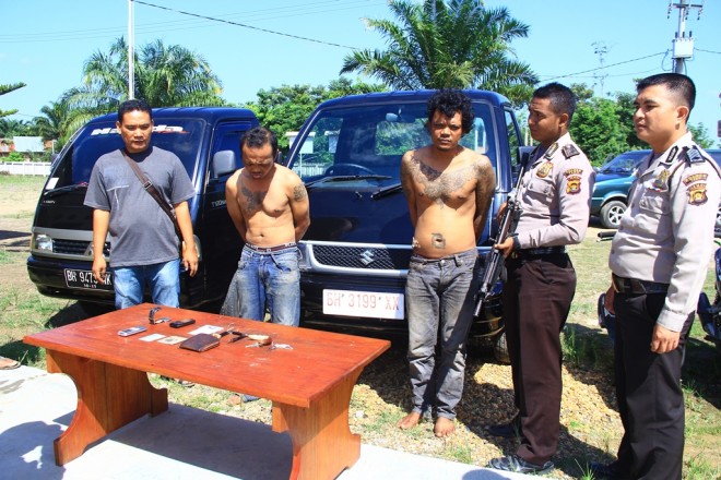 Dua tersangka saat digelandang di Mapolres Tebo 